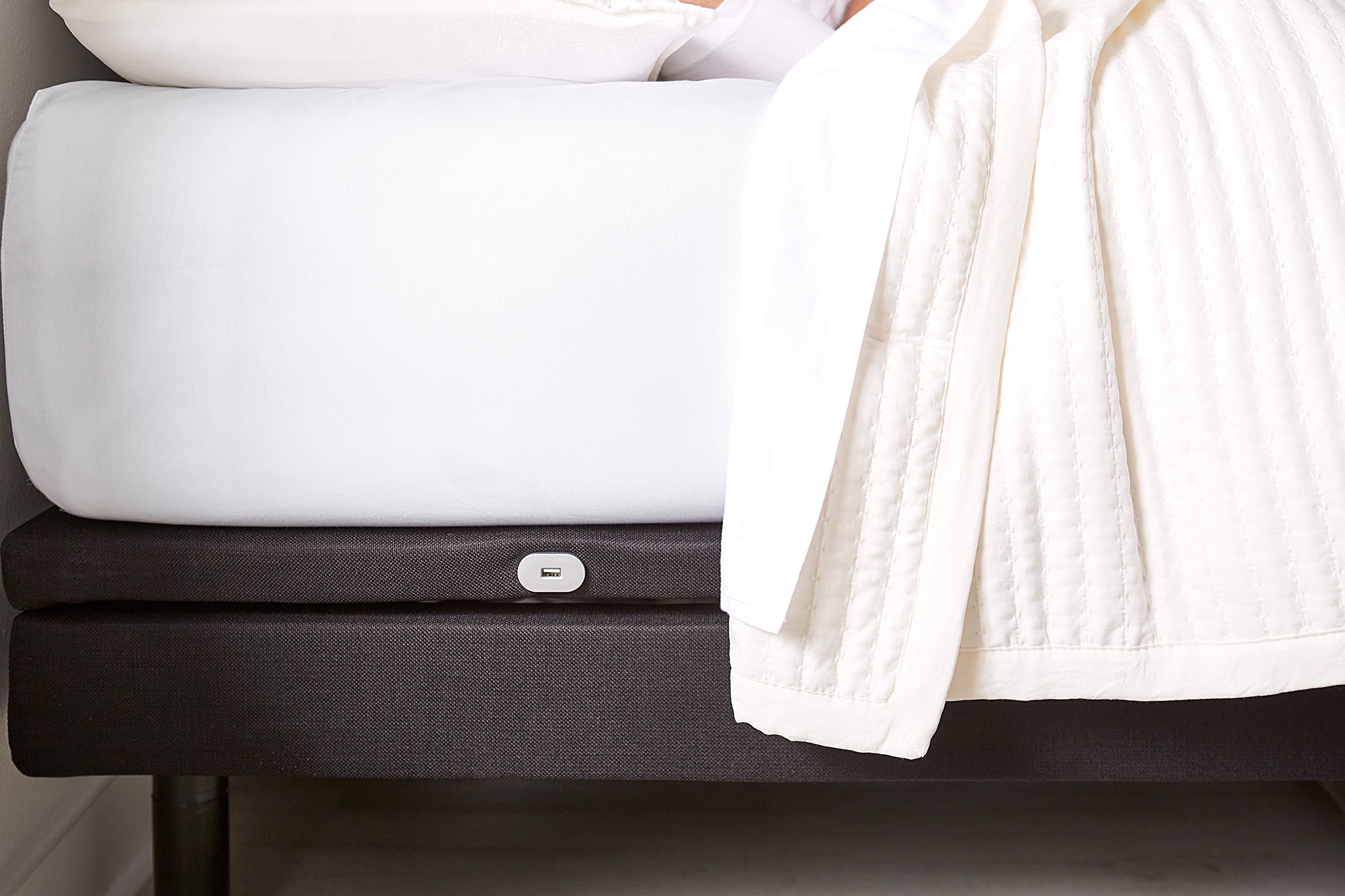 USB Ports on the MLILLY PowerCool Adjustable Base.
